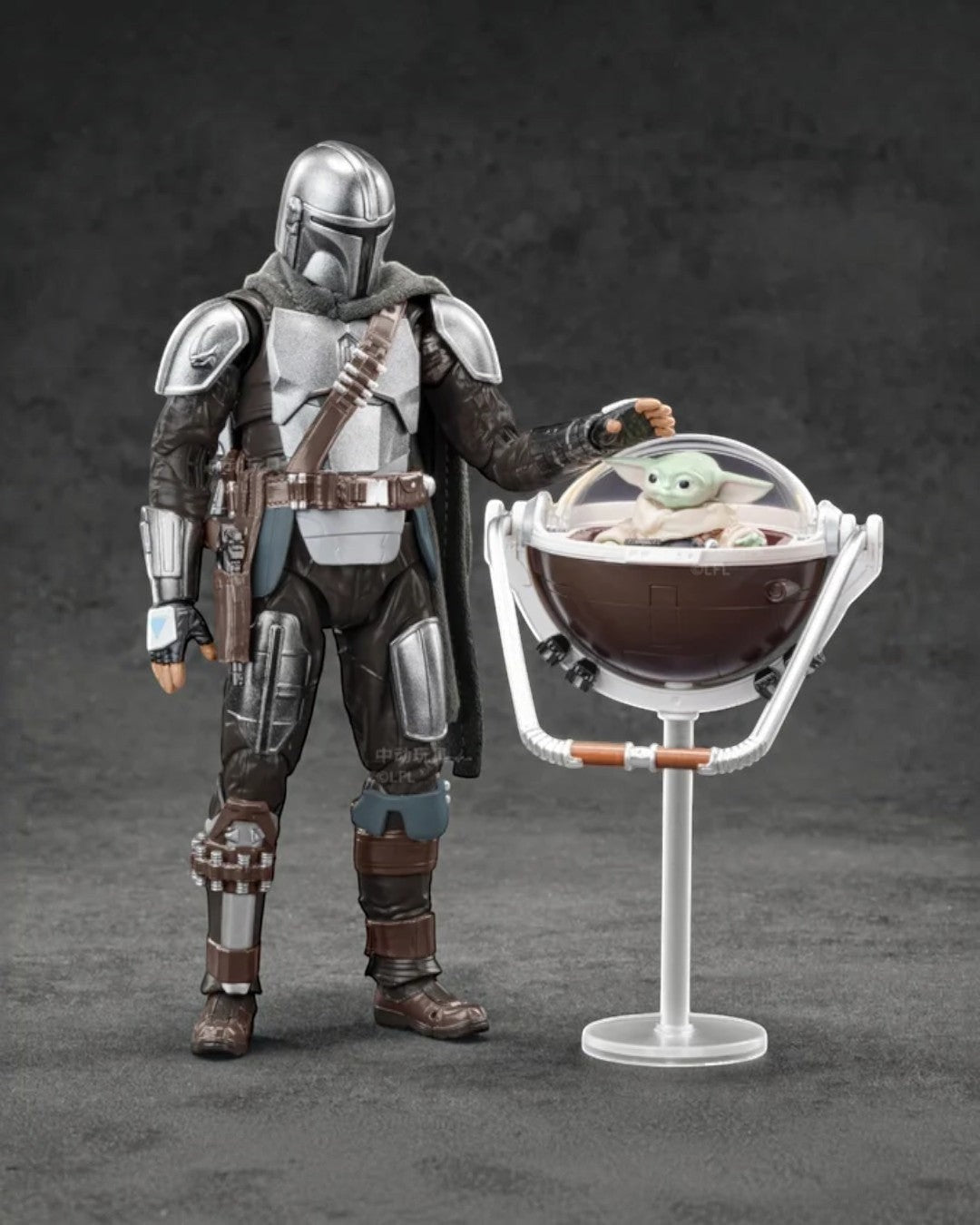 VaultifyUK ZD Toys 1/10 scale Mandalorian and Grogu figure set with weathered beskar armour and hover pram accessory