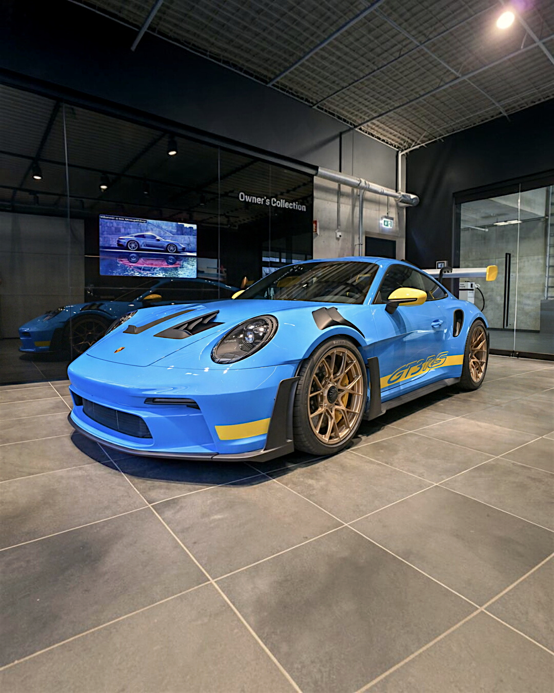 VaultifyUK Solido 1:43 scale Porsche 911 992 GT3 RS model in Riviera Blue with yellow accents and gold wheels